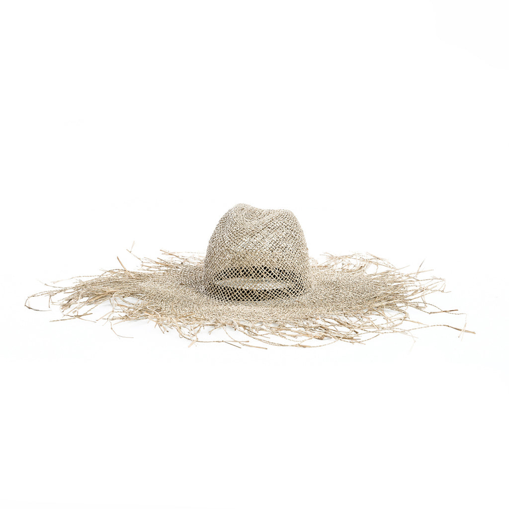 De Beach Hoed Bazar Bizar Geniet van de zomer met de Beach hoed, een mooie natuurlijke hoed van zeegras met een opvallende bandana van lint. Verwen je hoofd met deze stijlvolle en luchtige hoed, perfect voor elke zonnige dag die je gepland hebt. Deze hoed