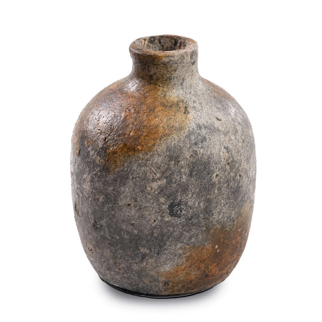De Classy Vaas - Antiek Grijs - L Bazar Bizar Deze uniek gevormde vaas is gemaakt van terracotta en heeft een mooie mix van kleuren en texturen. Verkrijgbaar in twee maten. Deze organische vaas is perfect om (gedroogde) bloemen in te zetten in je woonkame
