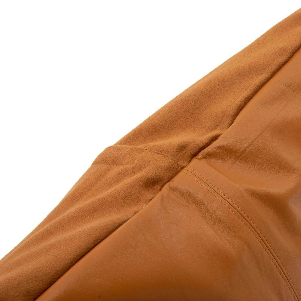 De Four Panel Leather Kussenhoes - Camel - 60x60 Bazar Bizar Ons camelkleurig lederen vierkant Vierkant Paneelkussen voegt een stijlvol textuurelement toe aan uw zacht meubilair. Een onmisbaar stuk om een chique uitstraling te geven aan uw woonkamer, slaa