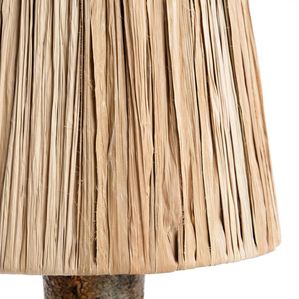 De Ithaka Tafellamp - Antiek Grijs Naturel Bazar Bizar Vergeet je zorgen en fleur je ruimte op met deze prachtige Ithaka tafellamp - perfect voor elk nachtkastje, console of kleine tafel. Met haar unieke ontwerp trekt deze tafellamp de aandacht en creëert
