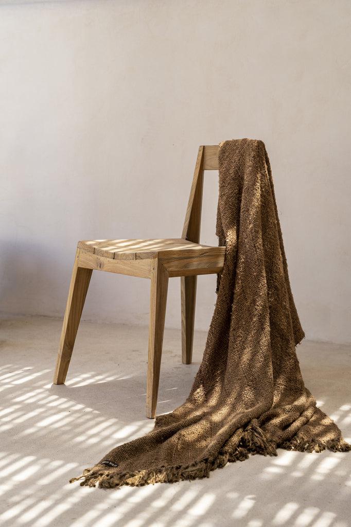 De Paxi Stoel - Naturel - Buiten Bazar Bizar Deze met zorg handgemaakte stoel van reclaimed teakhout heeft niet alleen een tijdloze elegantie, maar belichaamt ook onze toewijding aan duurzaamheid. Elke stoel heeft een unieke geschiedenis, waarbij het rijk