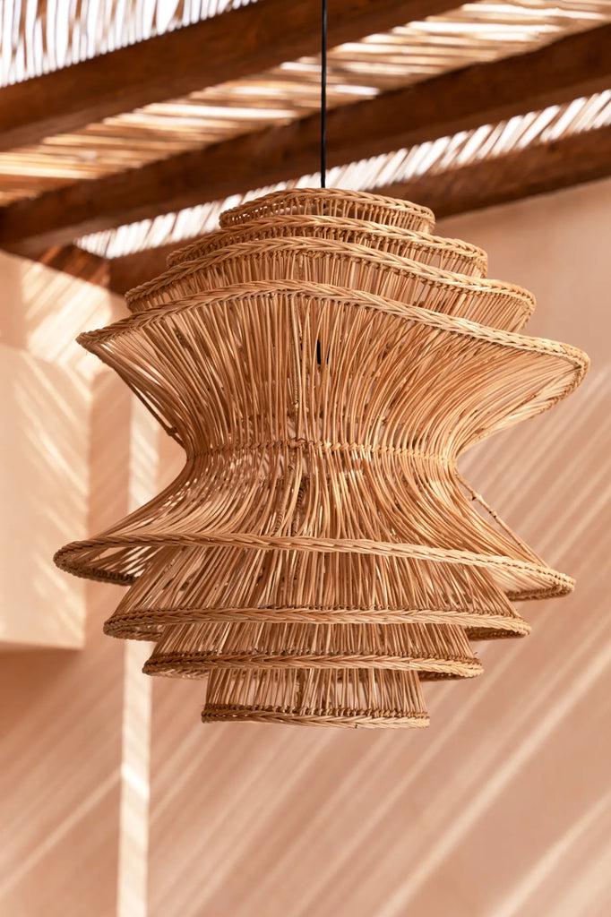 De Shiitake Hanglamp - Naturel - L Bazar Bizar Wie houdt er niet van organische vormen? Deze prachtige hanglamp is een waar kunstwerk, handgemaakt door Balinese ambachtslieden. Het rotanontwerp zorgt voor speelse patronen op je muren en plafond, en de zee