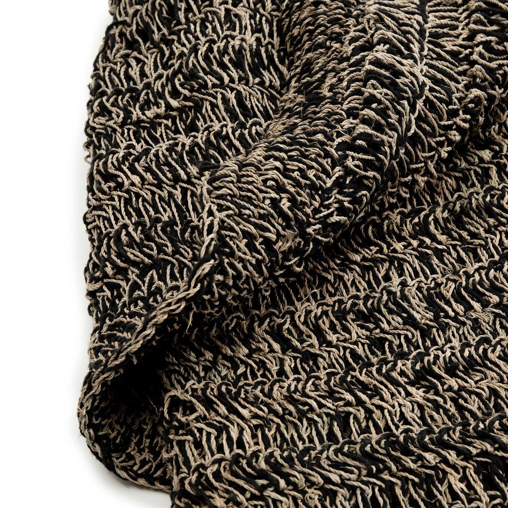 Het Seagrass Tapijt - Naturel Zwart - 150 Bazar Bizar Ons cirkelvormige zeegras tapijt, gemaakt van raffia, sisal en palm, heeft een natuurlijk en zwarte kleur en geeft textuur en zachtheid aan een harde vloer. Natuurlijk slijtvast, ideaal voor uw keuken,