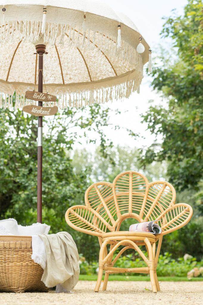 Parasol met Kwasten Bruin Large J-Line Parasol met Kwasten Bruin Largearge Width 184 Height 253 Length 184 Weight 4.31 kg Collection Zomer 2019 Colour White Material composition Fabric(50%),wood(40%),bamboo(10%) Mounting required Yes