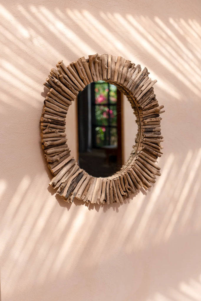 De Driftwood Halo Spiegel - M Bazar Bizar Deze prachtige spiegel is gemaakt door stukken drijfhout te verzamelen en ze rond het ronde glas in het midden te plaatsen. Geen enkele spiegel is precies hetzelfde!Er zijn nog twee andere ontwerpen verkrijgbaar e