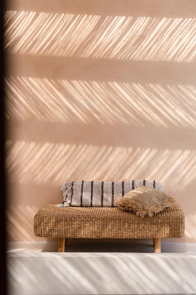 De Oh My Gee Kussenhoes - Bohemian Wit - 35x100 Bazar Bizar Dit katoenen kussen voegt een mooi textuurelement toe aan uw interieur. Een onmisbaar stuk om een boho vibe toe te voegen aan uw woonkamer, slaapkamer of zelfs in de tuin of op het overdekte terr