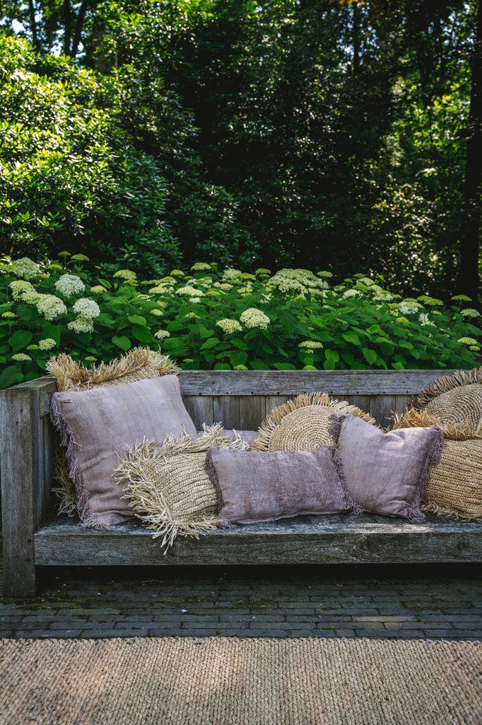 Stijlvolle kussenhoezen in boho stijl voor buiten, perfect voor tuinbanken en terrassen. Creëer een persoonlijke sfeer met textuur.