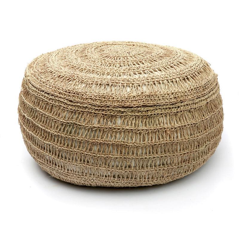 Alt Tag: Handgeweven ronde seagrass poef van 60x60x35 cm, ideaal voor een boho tintje in interieur, tuin of terras. Inclusief binnenkussen.