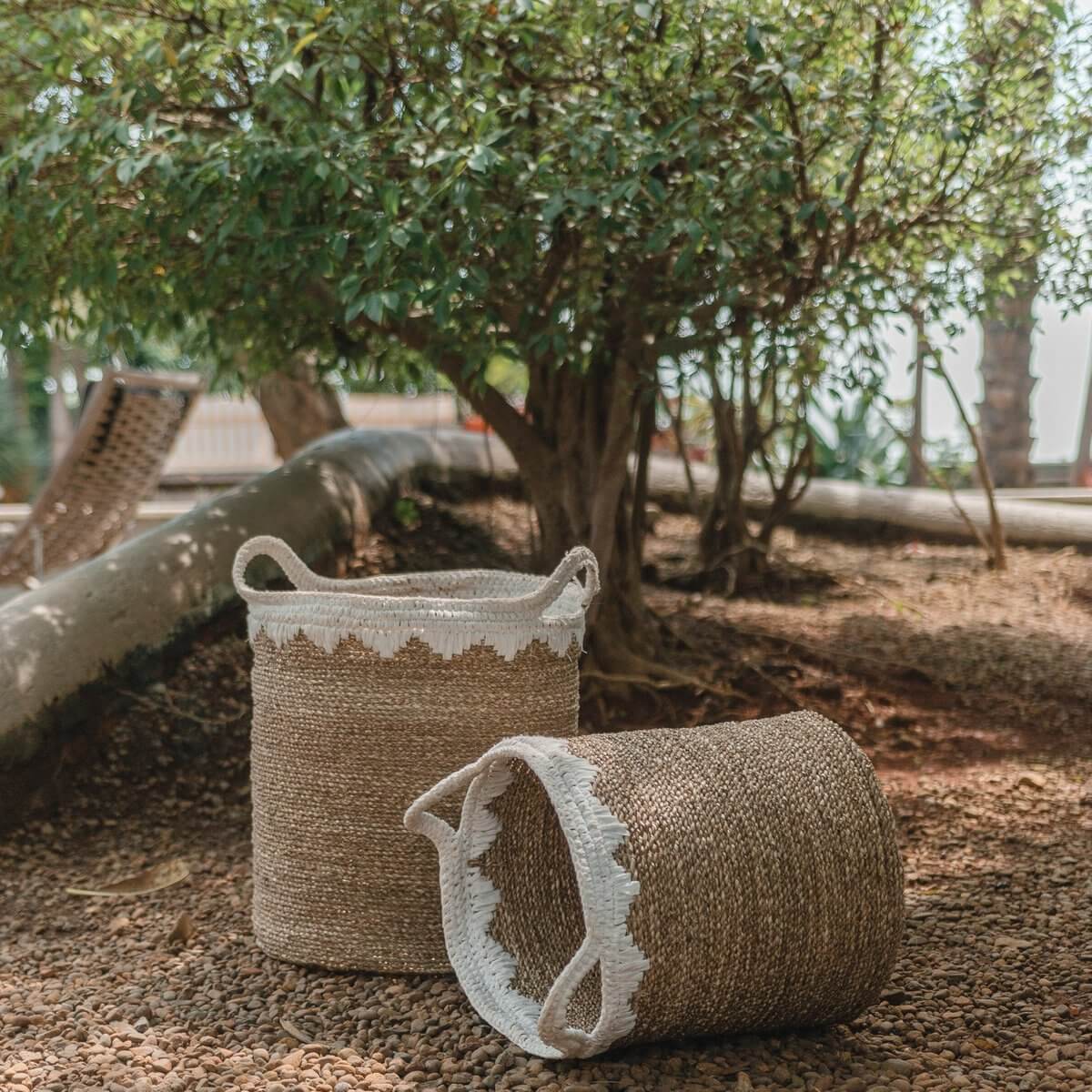 Grote opbergmand NIAS wit, handgemaakt zeegrasmanden in een tuin, veelzijdig voor was of planten, milieuvriendelijk ontwerp