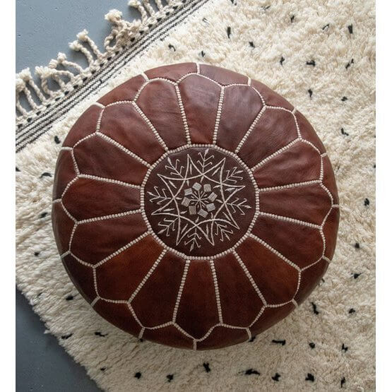 Leren poef honingbruin handgemaakt Marokkaans leder op vloerkleed, perfecte boho decoratie als voetenbankje of kinderstoel.