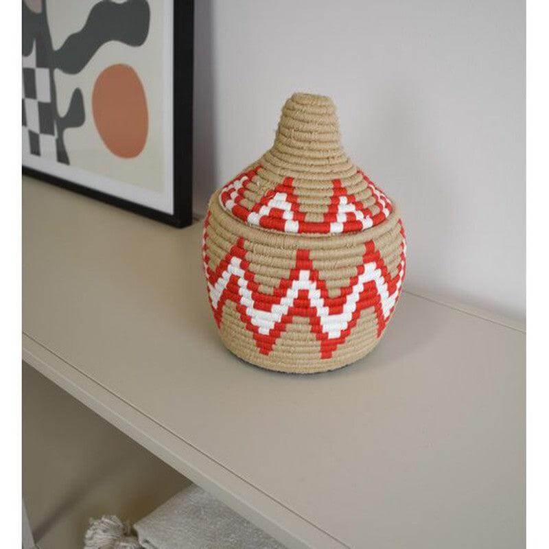 Marokkaanse mand Amina met deksel, handgemaakt van palmbladeren met rood-wit zigzagpatroon, boho chic interieurdecoratie.