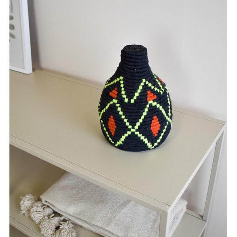 Kleurrijke Marokkaanse mand Jameela met deksel, handgemaakt van palmbladeren en wol, perfect voor boho chic interieur.