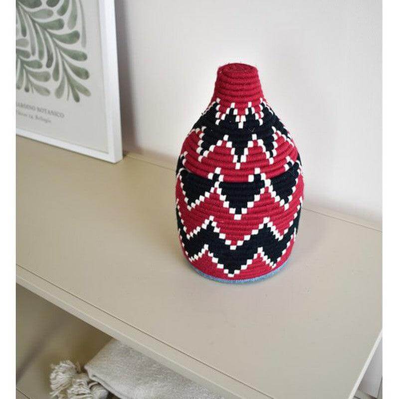 Handgemaakte Marokkaanse mand Rania met zwart-wit-rood zigzagpatroon op plank voor een vleugje boho chic.