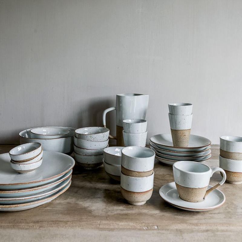 Alt Tag: Schitterende Mok Stoneware Sandy set in twee tinten, ideaal voor ontbijt. Combinatie van porselein en aardewerk, geglazuurde afwerking.