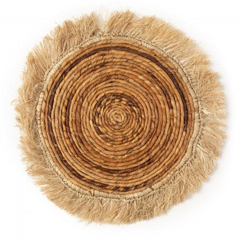 Raffia en banaan placemat met natuurlijke tinten voor boho interieur