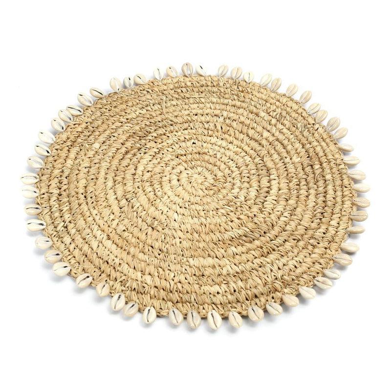 Placemat De Raffia Schelp met kauri schelpen, ideaal voor een boho interieur en eilandstijl op tafel.