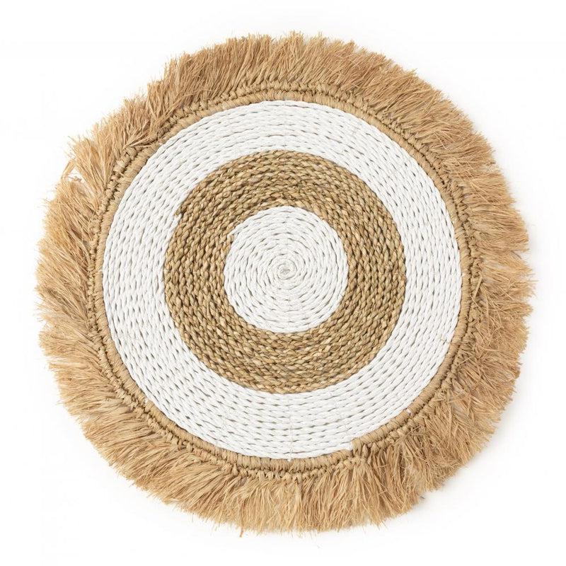 Ronde placemat van zeegras raffia met schelpenrand in boho stijl.