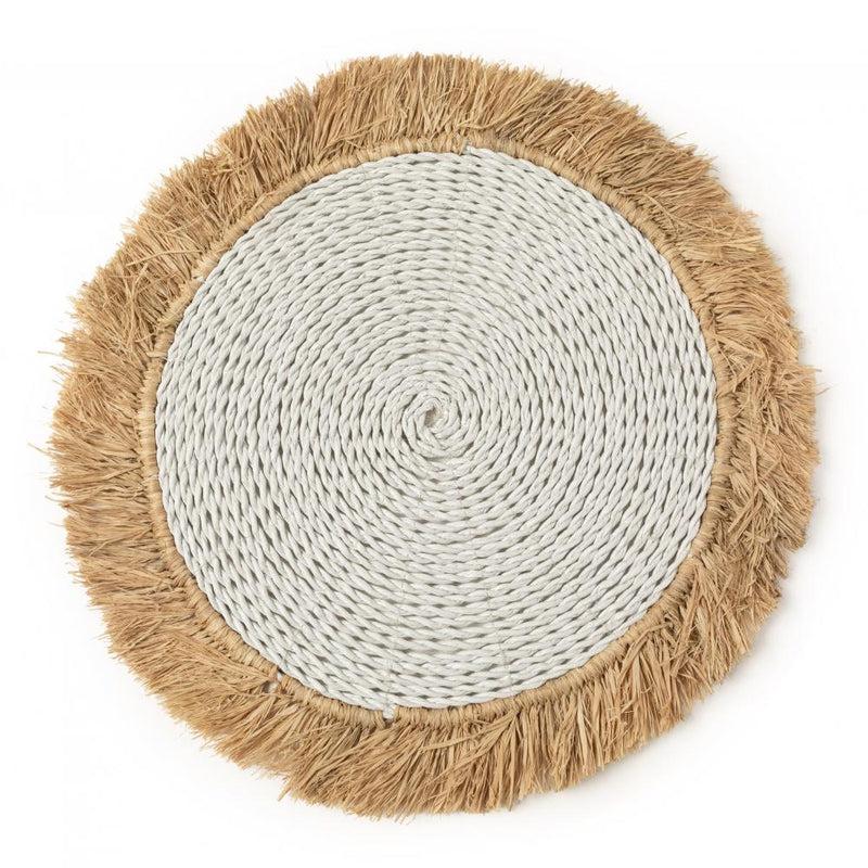 Ronde placemat van raffia en zeegras in wit en natuurlijke tinten, perfect voor een boho of kustinterieur tafelsetting.