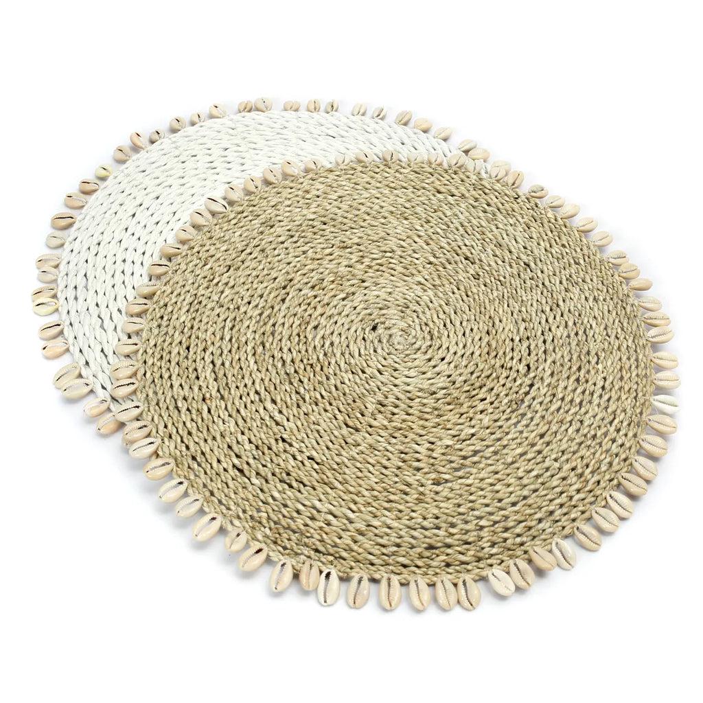 Raffia en zeegras placemats met kauri schelpen in boho-stijl, perfecte aanvulling voor tropische tafelsettings, binnen en buiten.