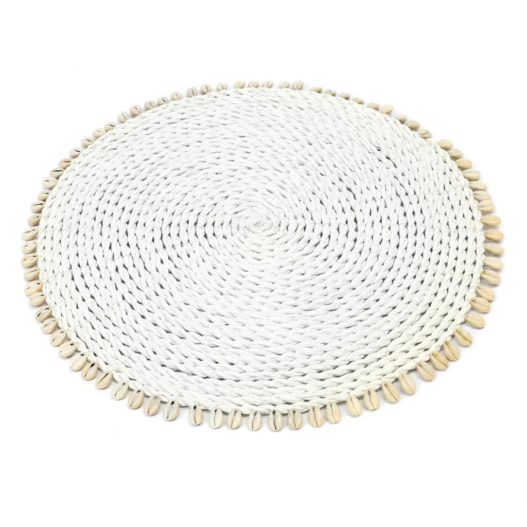 Raffia en zeegras placemat met kauri schelpen voor boho-eilandstijl. Decoratief en functioneel voor elke tafelsetting.