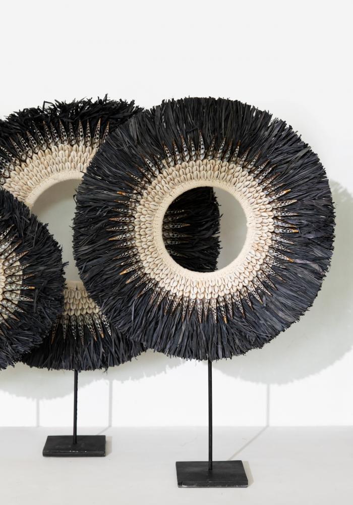 Ringvormige raffia waaier met schelpen op standaard, decoratieve woonaccessoire voor boho interieur.