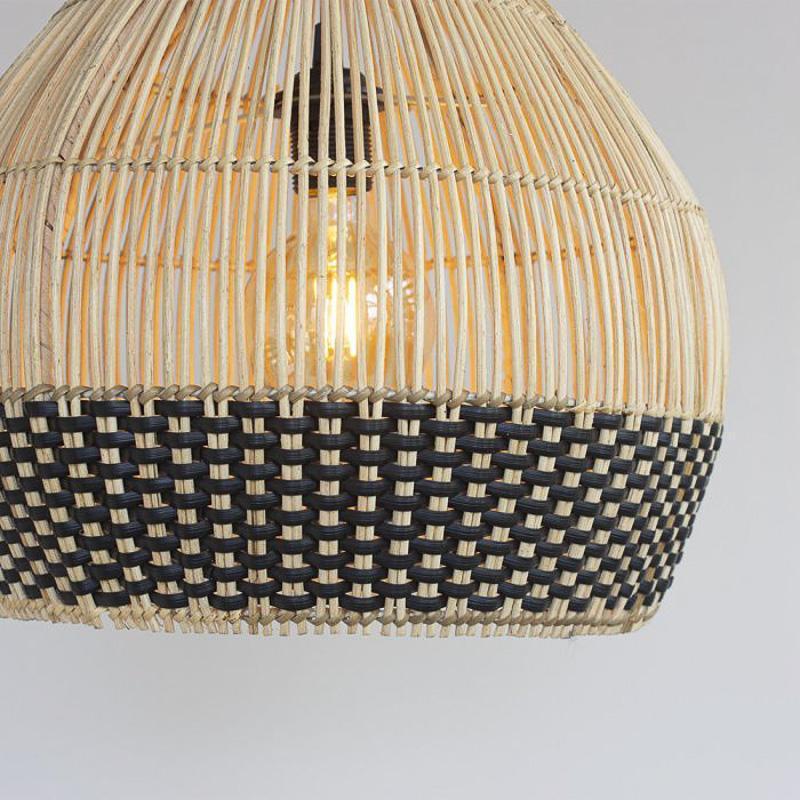 Rotan hanglamp met zwart accent voor een stijlvolle en duurzame huisdecoratie.