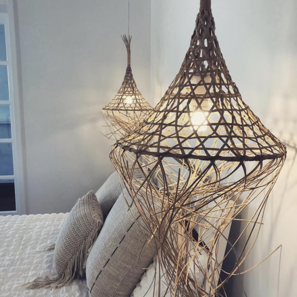 Rotan hanglamp Mykonos in een boho slaapkamer, sfeervolle handgemaakte verlichting voor een kust boho uitstraling in huis.