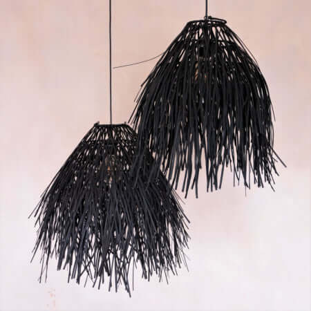 Wilde zwarte rotan hanglamp Rocco met trendy look en duurzame materialen, ideaal voor een sfeervol interieur.