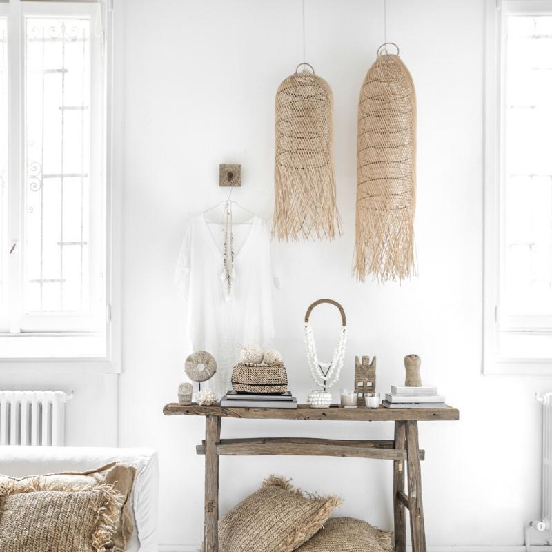 Rotan Hanglamp The Squid in een bohemian interieur met houten tafel en natuurlijke accessoires.