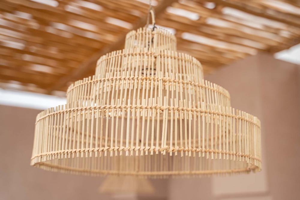 Rotan hanglamp in bruidstaartvorm, perfect voor eetkamer. Gemaakt van duurzame materialen zoals bamboe en zeegras.