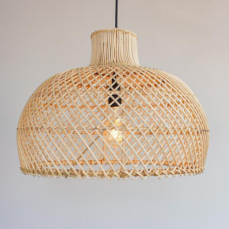 Handgemaakte rotan hanglamp Debby met bohemian uitstraling, perfect voor sfeervolle avonden in huis.