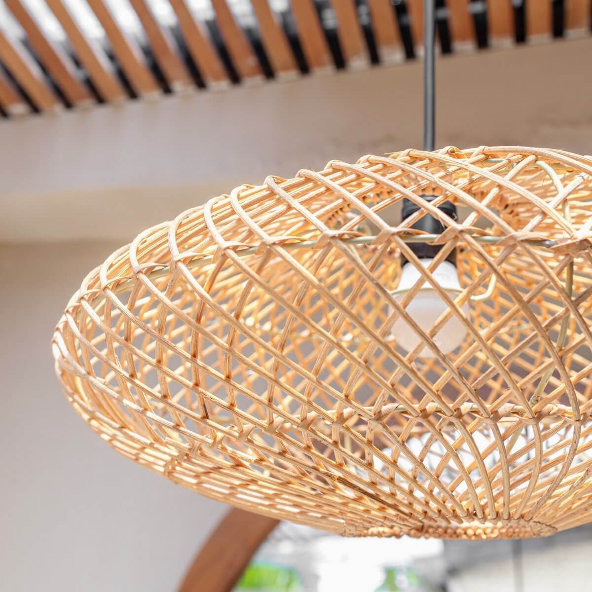 Rotan hanglamp Arana, natuurlijke vezels, boho-stijl, handgemaakte lampenkap met warme lichtpatronen. Plasticvrije verpakking en duurzame handel.