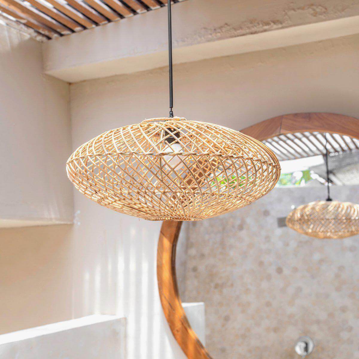 Hanglamp ARANA van natuurlijk rotan, handgemaakt met een boho-stijl ontwerp. Droogt licht in warme, rustgevende patronen. Plasticvrije verpakking.