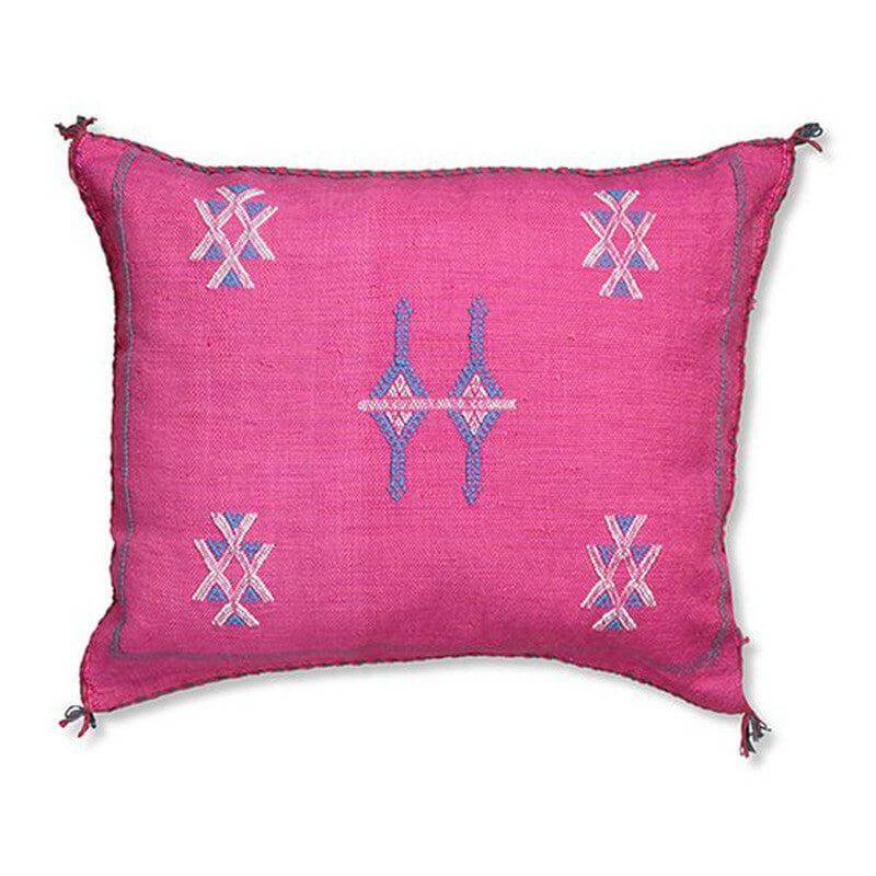 Roze bohemian Sabra kussen met rustige patronen, perfect voor binnen en buiten, geeft een 'Ibiza' sfeer aan je loungeset.