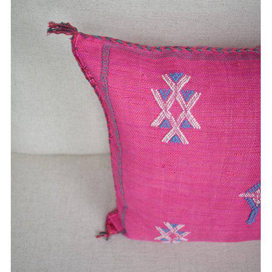 Roze Sabra kussen met bohemian patroon en natuurlijke kleurstoffen, perfect voor een Ibiza sfeer in huis of tuin. Eenvoudig en kleurrijk!