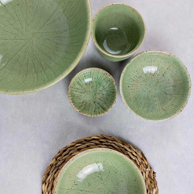 Groene stoneware saladeschaal Gina en servies set met kommen en borden, ideaal voor stijlvolle presentaties, afmeting 20x20x9 cm