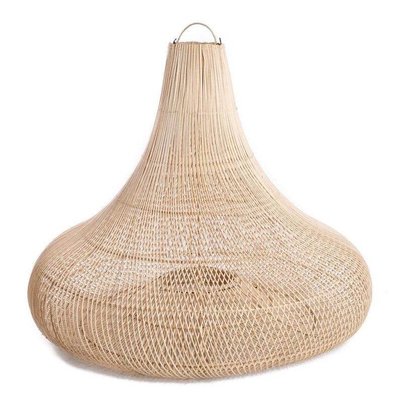 Alt Tag: Rotan hanglamp De Shala in organische vorm, ideaal voor plafond of vloer, voegt sfeer toe aan elk interieur.