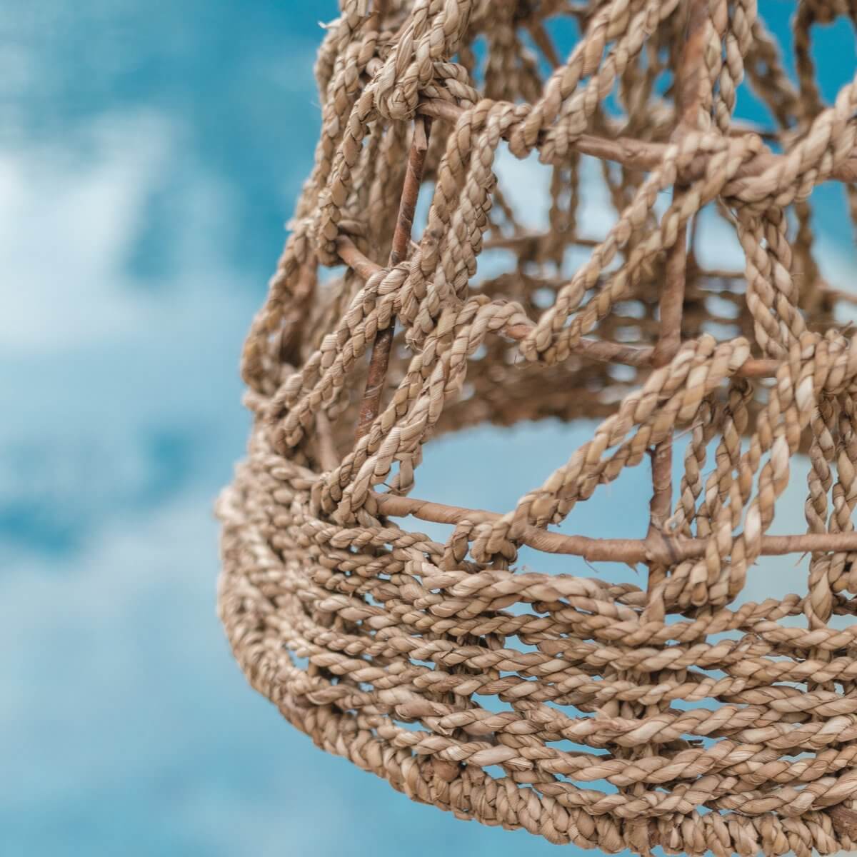 Natuurlijke zeegraslampenkap Padang aan metalen frame, handgemaakt en duurzaam, ideaal voor een warme sfeer in huis.